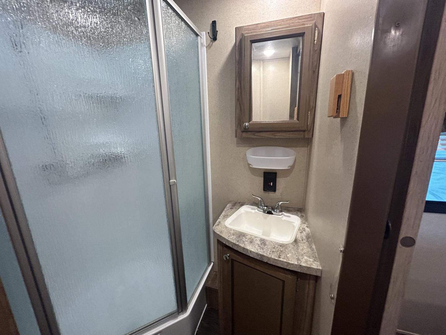 2018 /TAN Forest River Shasta Revere 27RL (5ZT2SHSB3JE) , located at 17760 Hwy 62, Morris, OK, 74445, 35.609104, -95.877060 - Photo#23