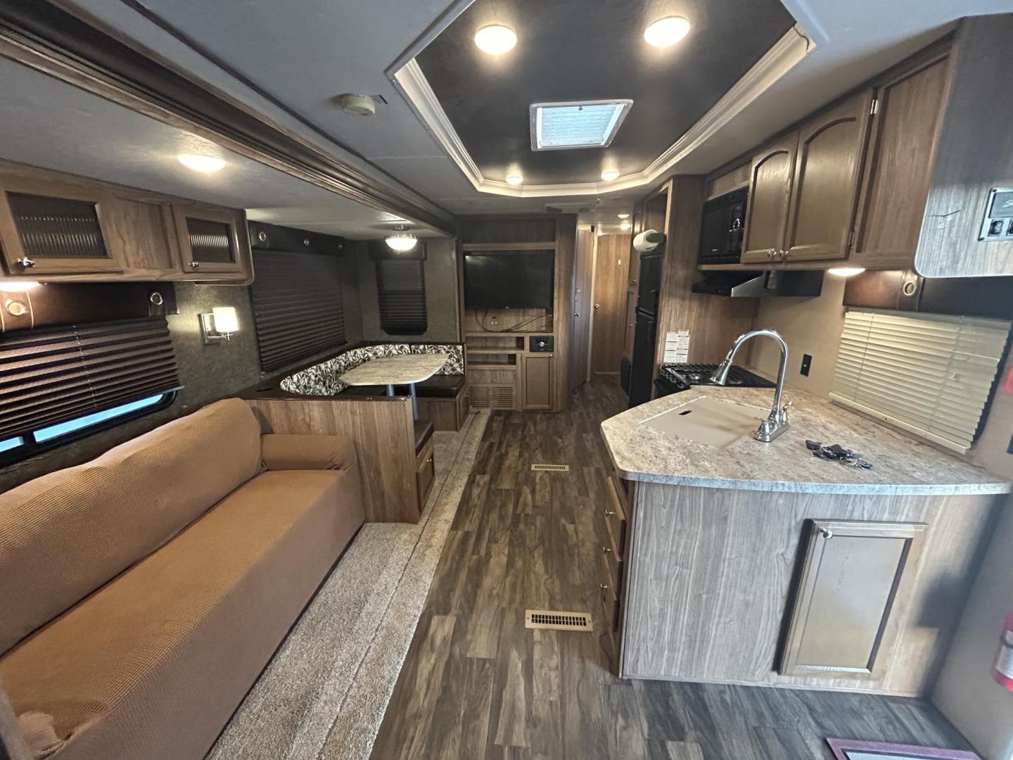 2018 /TAN Forest River Shasta Revere 27RL (5ZT2SHSB3JE) , located at 17760 Hwy 62, Morris, OK, 74445, 35.609104, -95.877060 - Photo#7