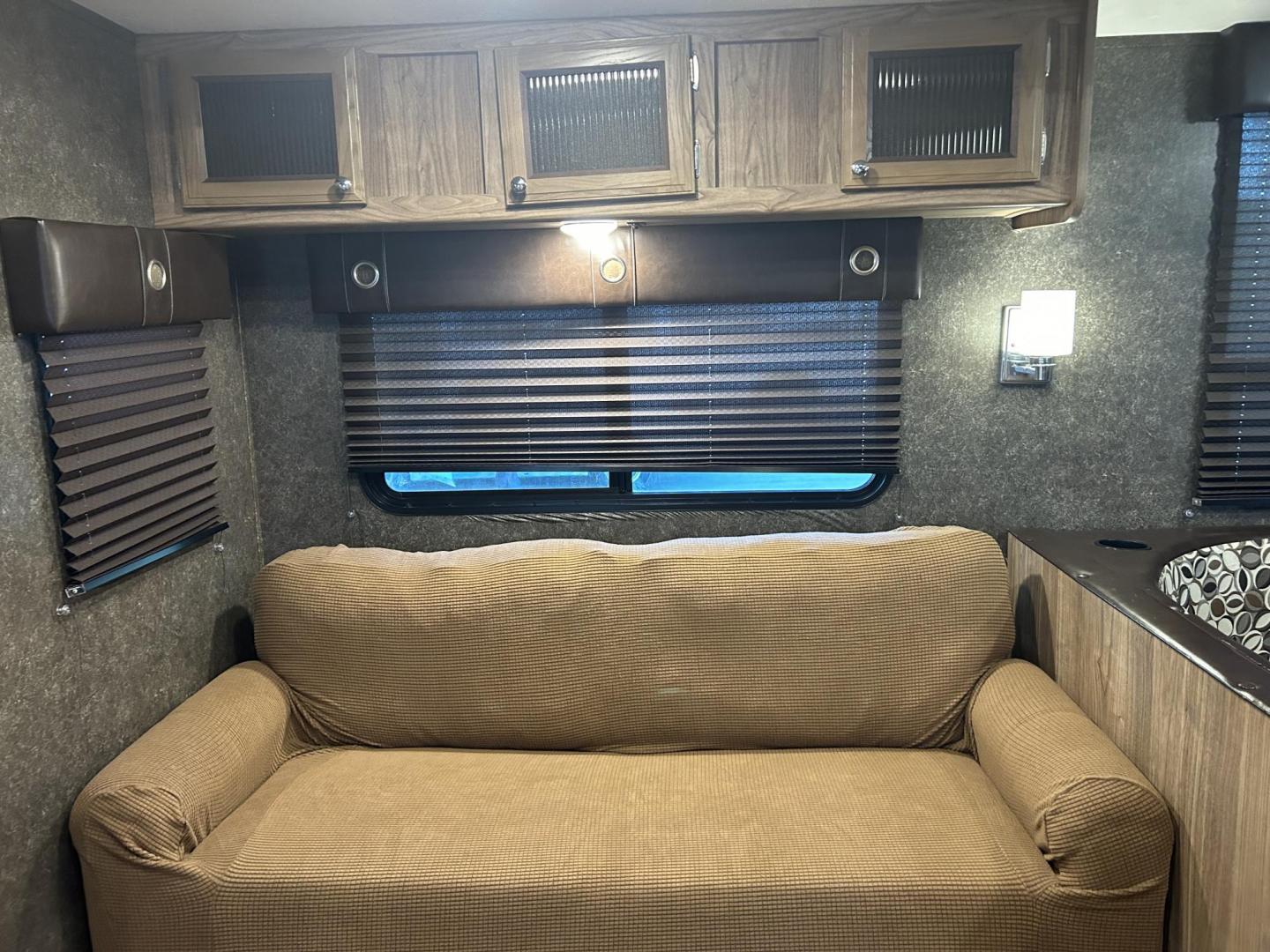 2018 /TAN Forest River Shasta Revere 27RL (5ZT2SHSB3JE) , located at 17760 Hwy 62, Morris, OK, 74445, 35.609104, -95.877060 - Photo#9