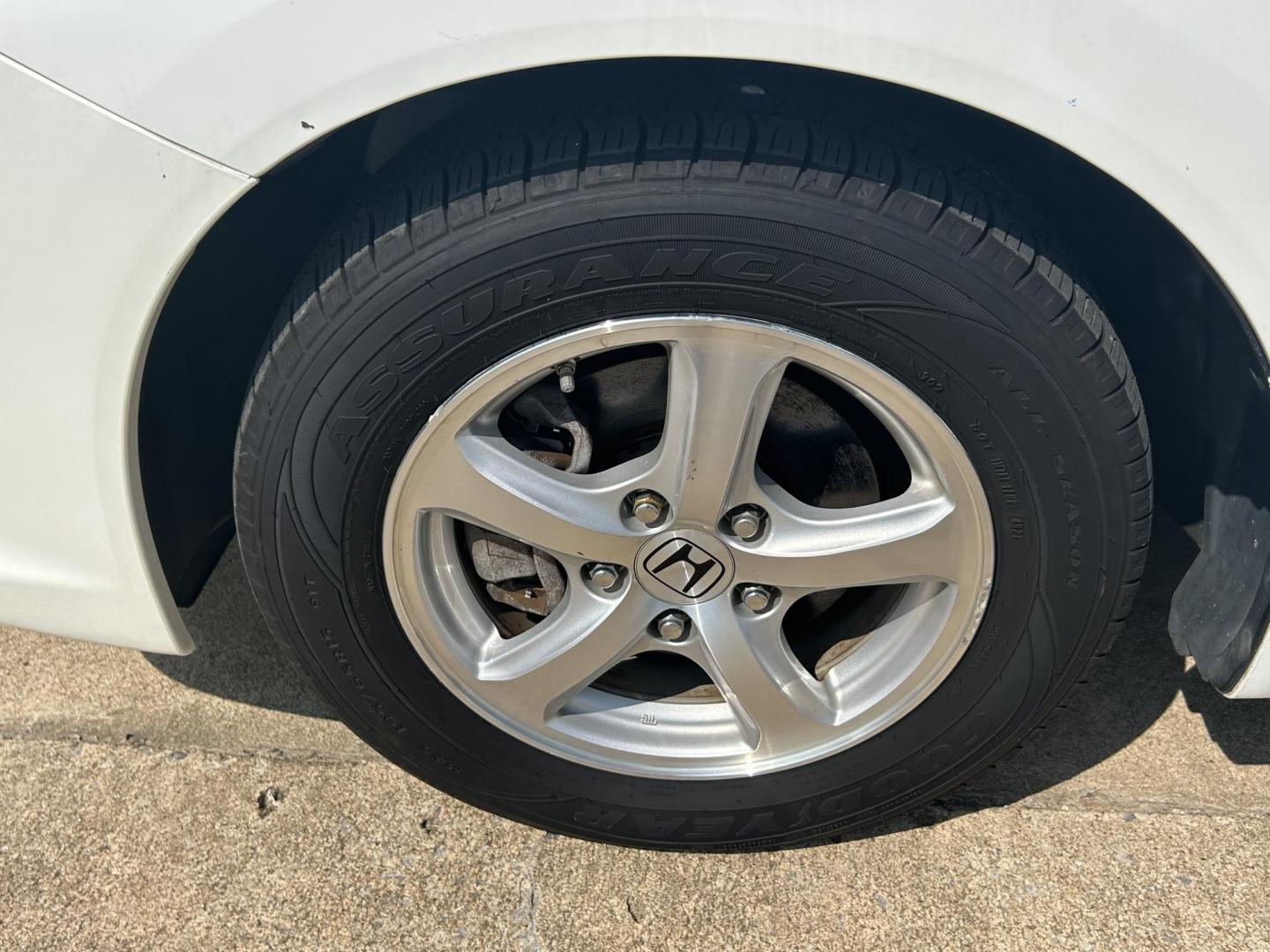 2012 White /Gray Honda Civic CNG Sedan 5-Speed AT (19XFB5F53CE) with an 1.8L L4 SOHC 16V CNG engine, 5-Speed Automatic transmission, located at 17760 Hwy 62, Morris, OK, 74445, (918) 733-4887, 35.609104, -95.877060 - Photo#18