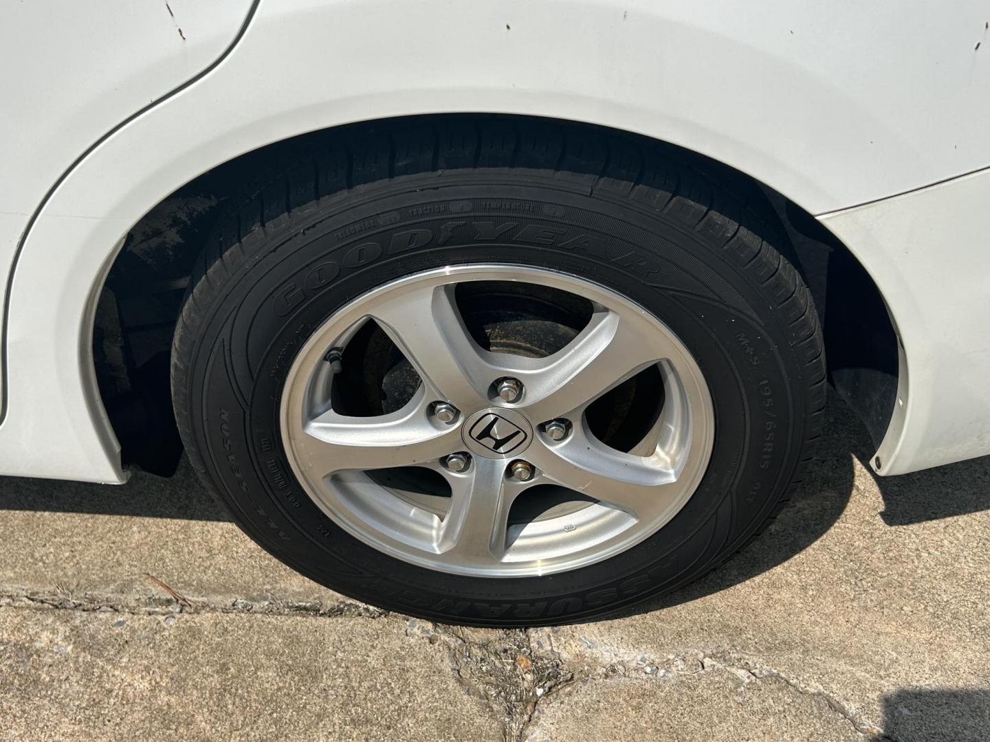 2012 White /Gray Honda Civic CNG Sedan 5-Speed AT (19XFB5F53CE) with an 1.8L L4 SOHC 16V CNG engine, 5-Speed Automatic transmission, located at 17760 Hwy 62, Morris, OK, 74445, (918) 733-4887, 35.609104, -95.877060 - Photo#22