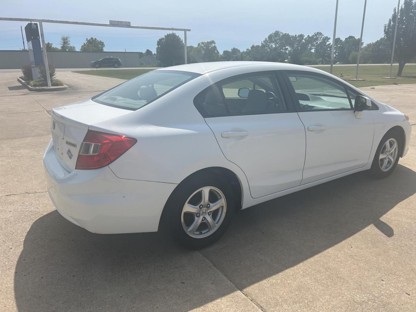 2012 White /Gray Honda Civic CNG Sedan 5-Speed AT (19XFB5F53CE) with an 1.8L L4 SOHC 16V CNG engine, 5-Speed Automatic transmission, located at 17760 Hwy 62, Morris, OK, 74445, (918) 733-4887, 35.609104, -95.877060 - Photo#4