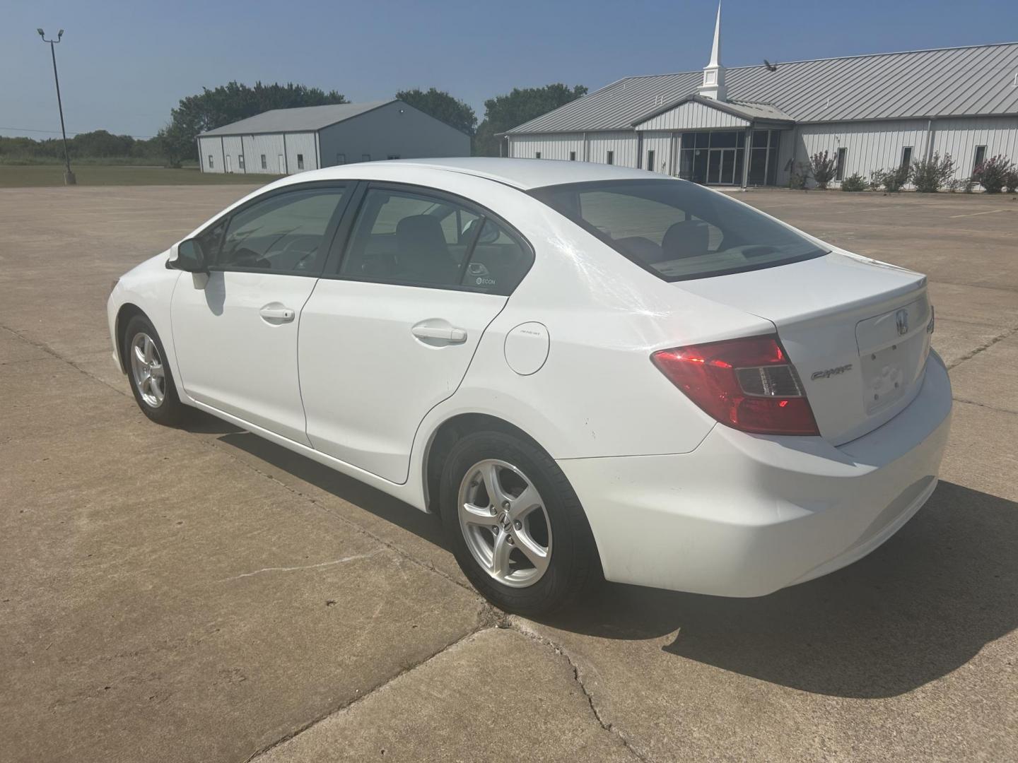 2012 White /Gray Honda Civic CNG Sedan 5-Speed AT (19XFB5F53CE) with an 1.8L L4 SOHC 16V CNG engine, 5-Speed Automatic transmission, located at 17760 Hwy 62, Morris, OK, 74445, (918) 733-4887, 35.609104, -95.877060 - Photo#5