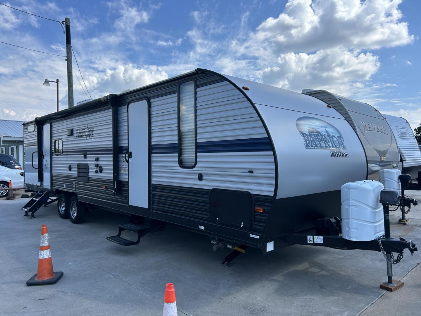 2020 GRAY /Gray Forest River PATRIOT 29TE (4X4TCKE28LX) , located at 17760 Hwy 62, Morris, OK, 74445, 35.609104, -95.877060 - Photo#0