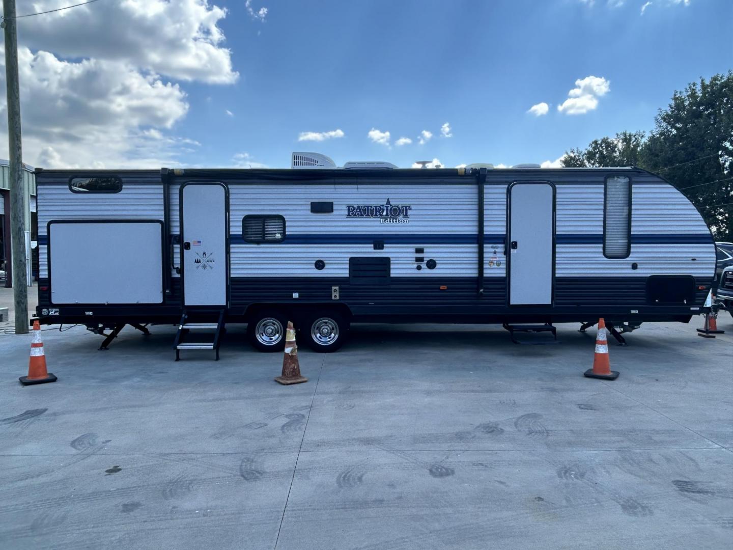 2020 GRAY /Gray Forest River PATRIOT 29TE (4X4TCKE28LX) , located at 17760 Hwy 62, Morris, OK, 74445, 35.609104, -95.877060 - Photo#1