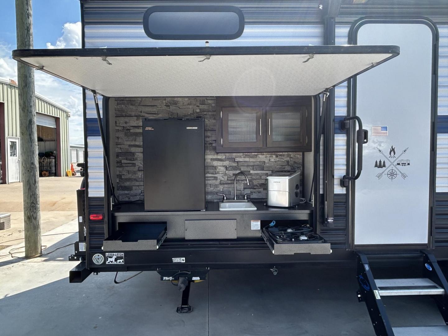 2020 GRAY /Gray Forest River PATRIOT 29TE (4X4TCKE28LX) , located at 17760 Hwy 62, Morris, OK, 74445, 35.609104, -95.877060 - Photo#12