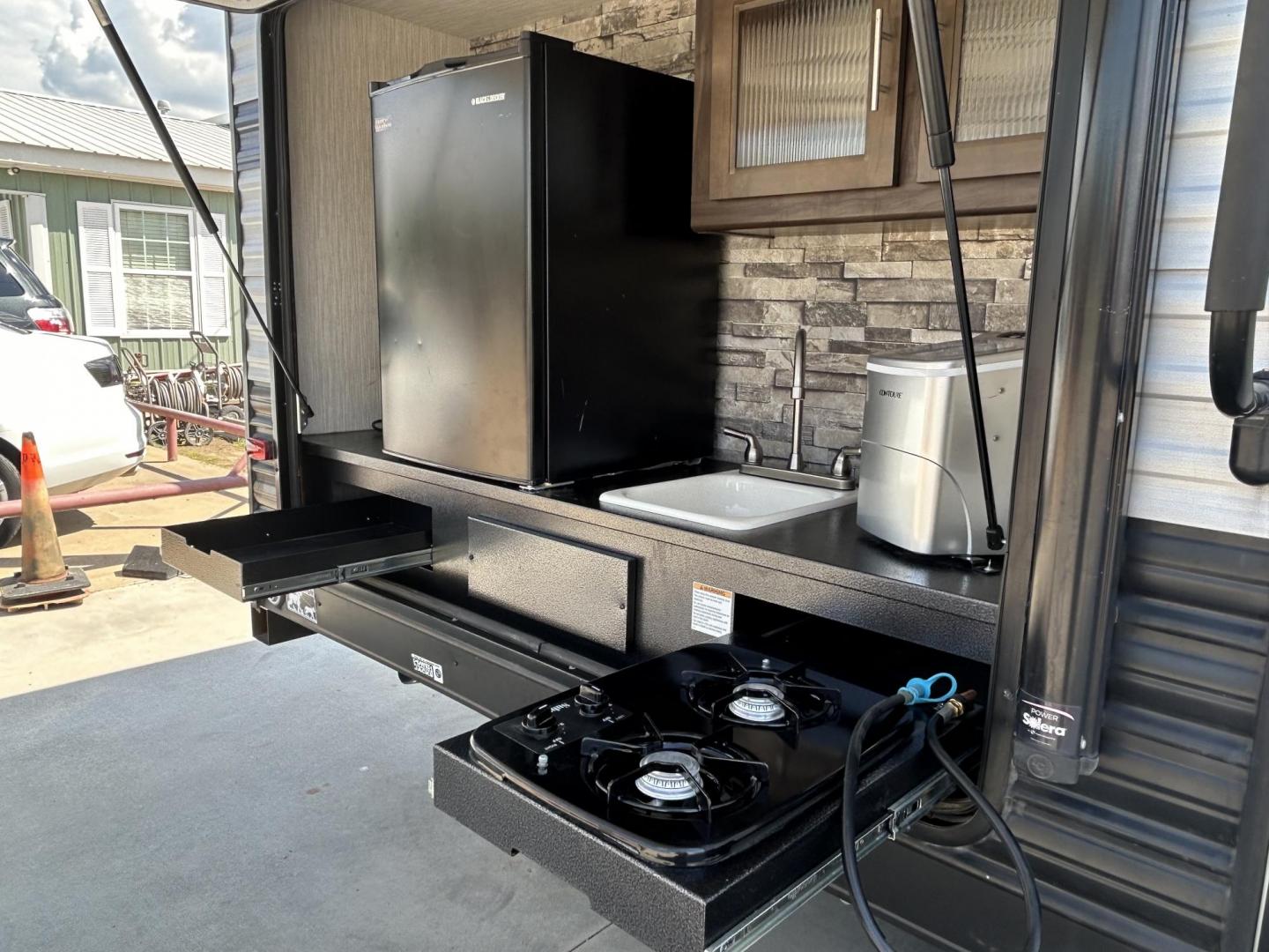 2020 GRAY /Gray Forest River PATRIOT 29TE (4X4TCKE28LX) , located at 17760 Hwy 62, Morris, OK, 74445, 35.609104, -95.877060 - Photo#13