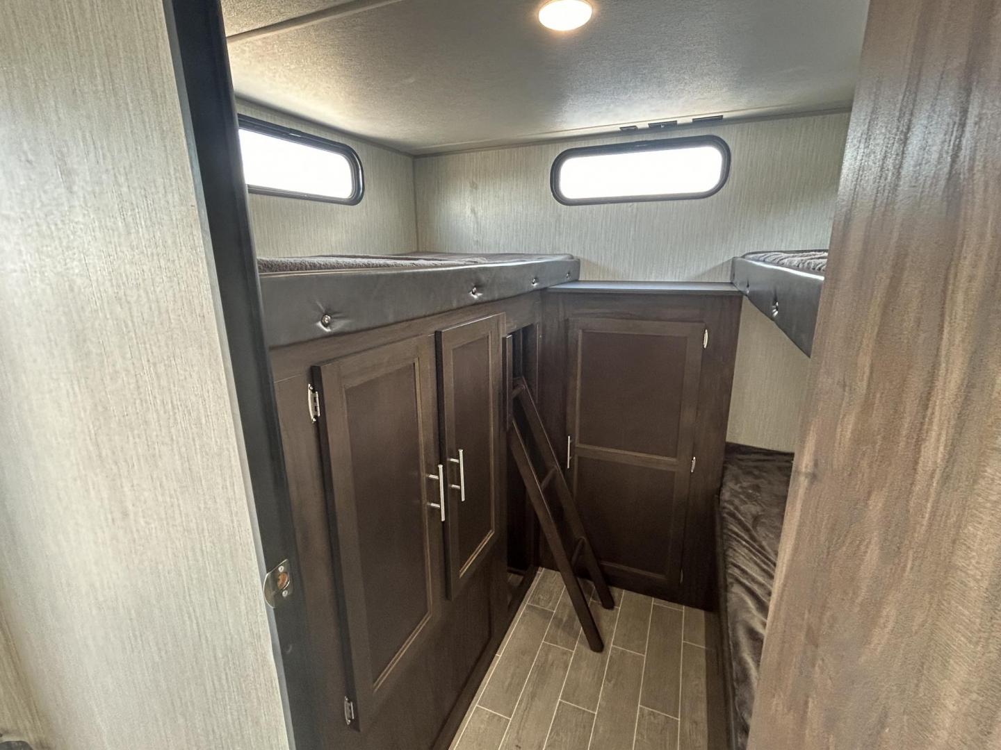 2020 GRAY /Gray Forest River PATRIOT 29TE (4X4TCKE28LX) , located at 17760 Hwy 62, Morris, OK, 74445, 35.609104, -95.877060 - Photo#15