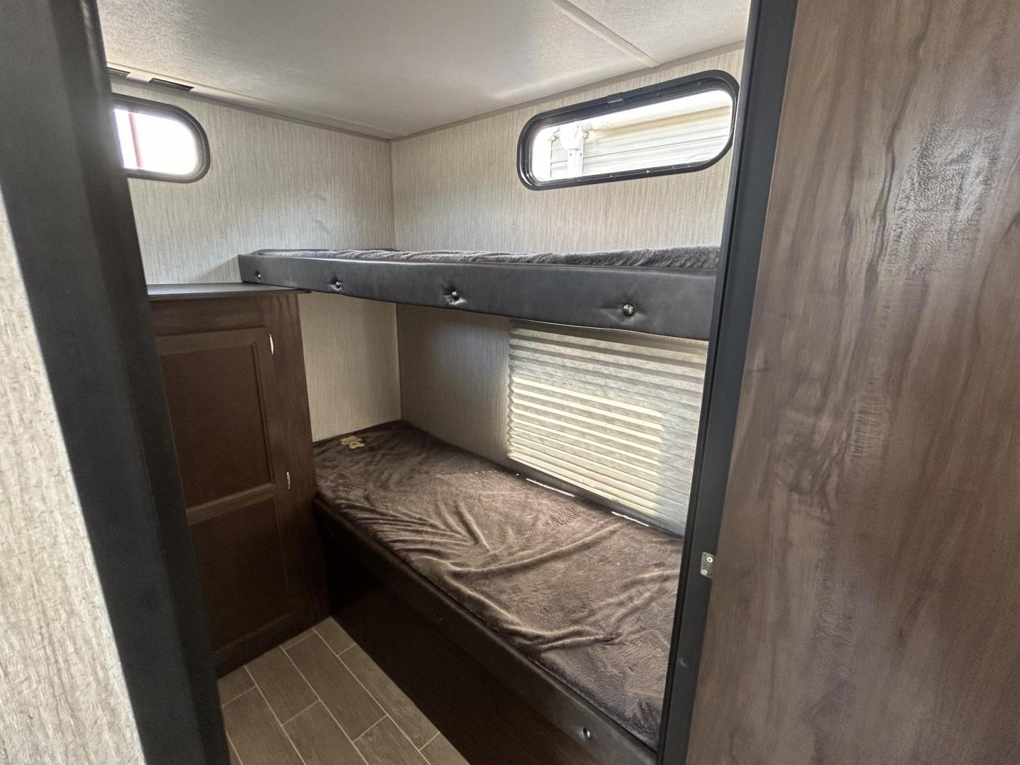 2020 GRAY /Gray Forest River PATRIOT 29TE (4X4TCKE28LX) , located at 17760 Hwy 62, Morris, OK, 74445, 35.609104, -95.877060 - Photo#16