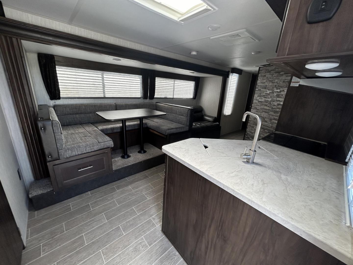 2020 GRAY /Gray Forest River PATRIOT 29TE (4X4TCKE28LX) , located at 17760 Hwy 62, Morris, OK, 74445, 35.609104, -95.877060 - Photo#19