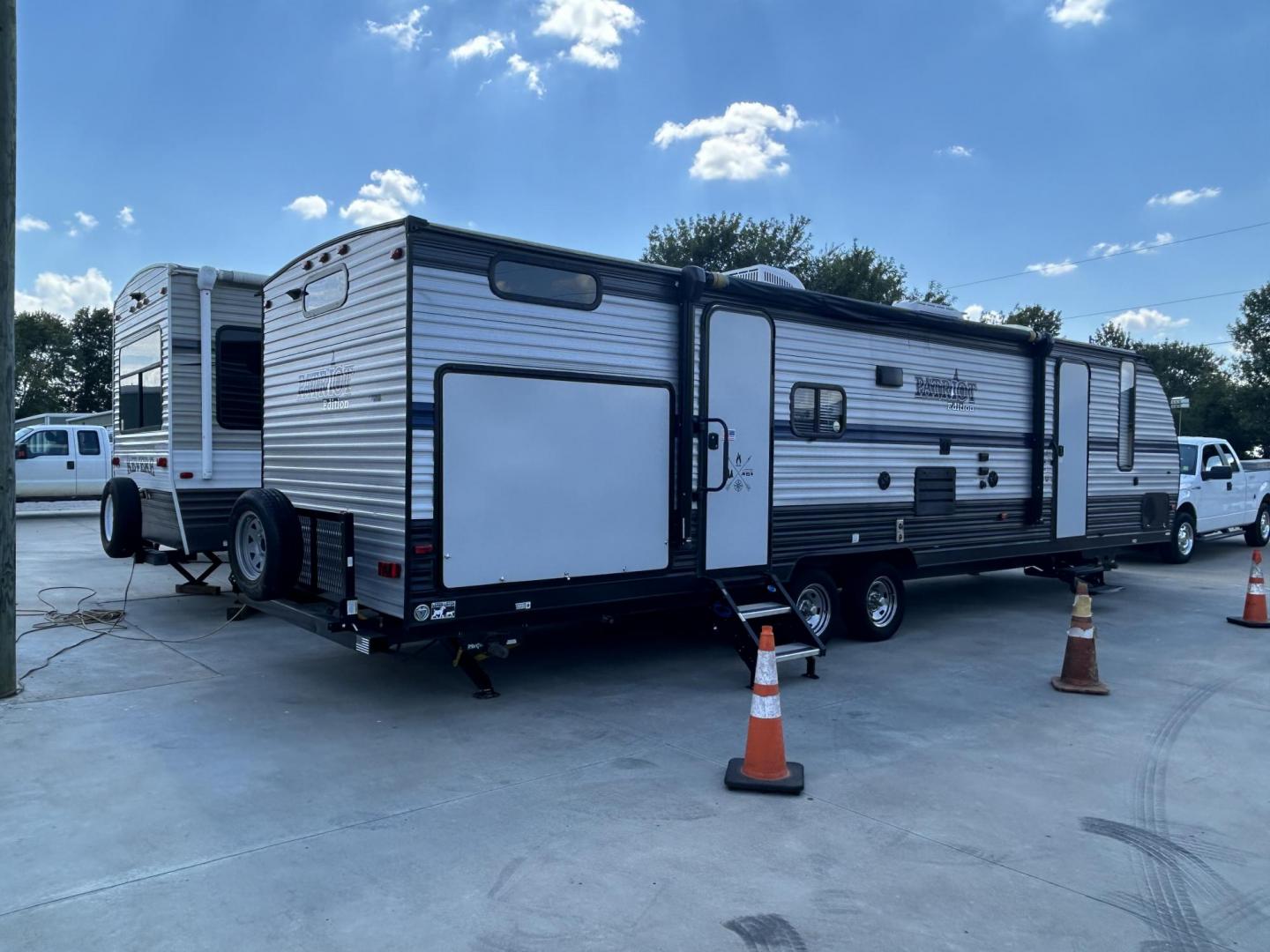 2020 GRAY /Gray Forest River PATRIOT 29TE (4X4TCKE28LX) , located at 17760 Hwy 62, Morris, OK, 74445, 35.609104, -95.877060 - Photo#2