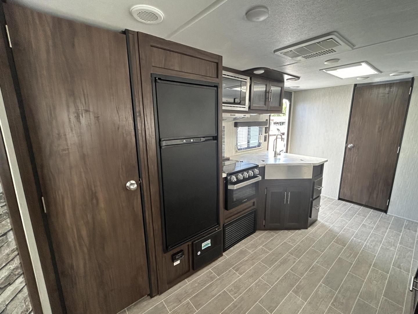 2020 GRAY /Gray Forest River PATRIOT 29TE (4X4TCKE28LX) , located at 17760 Hwy 62, Morris, OK, 74445, 35.609104, -95.877060 - Photo#22