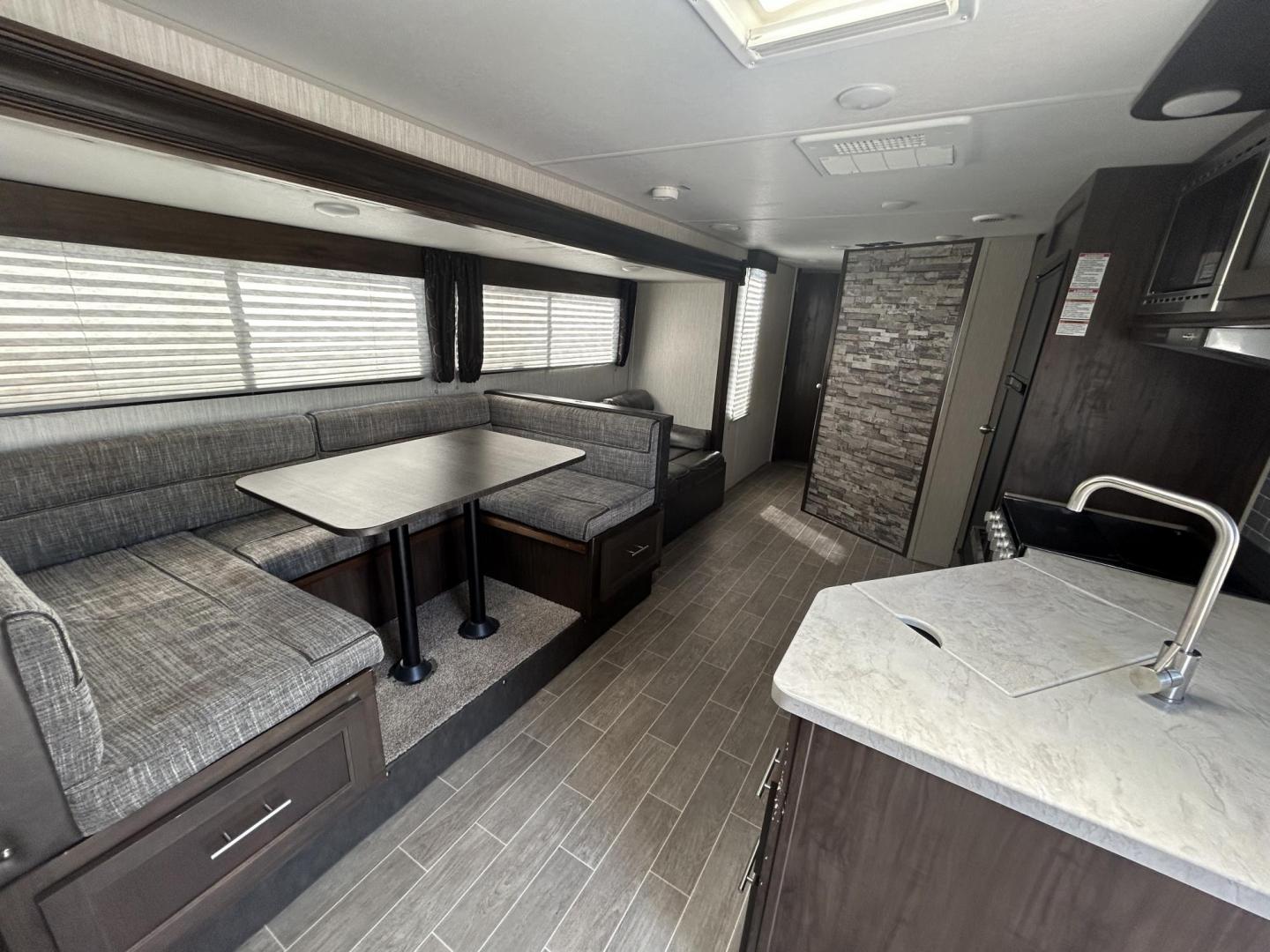 2020 GRAY /Gray Forest River PATRIOT 29TE (4X4TCKE28LX) , located at 17760 Hwy 62, Morris, OK, 74445, 35.609104, -95.877060 - Photo#27