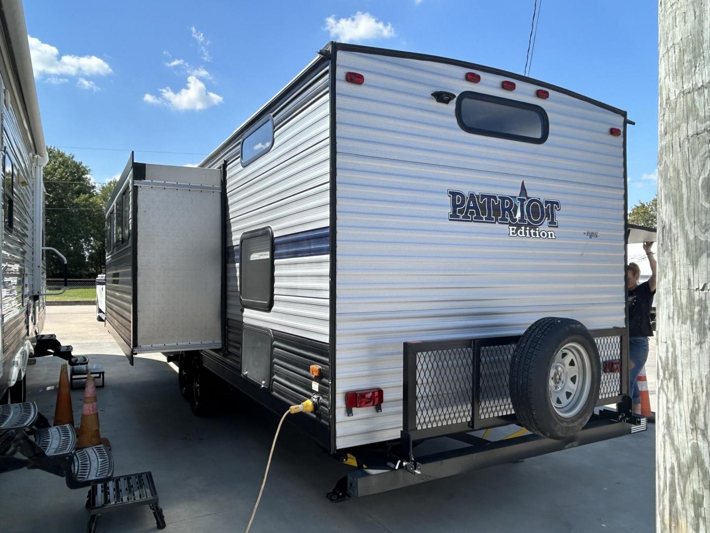 2020 GRAY /Gray Forest River PATRIOT 29TE (4X4TCKE28LX) , located at 17760 Hwy 62, Morris, OK, 74445, 35.609104, -95.877060 - Photo#4