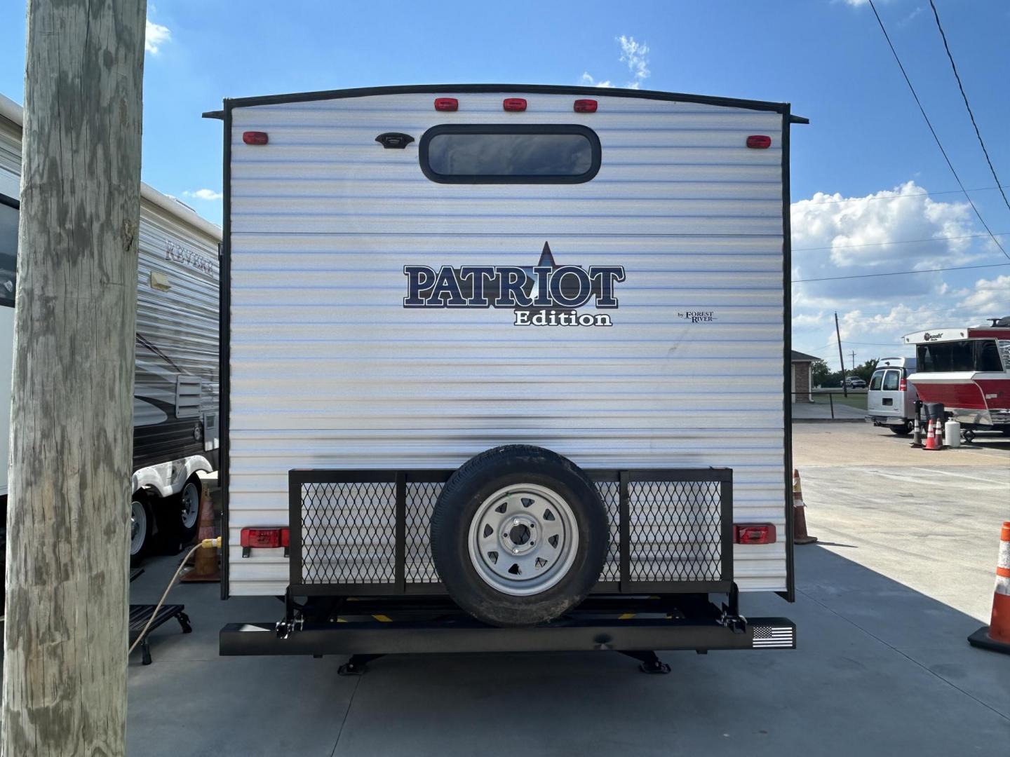 2020 GRAY /Gray Forest River PATRIOT 29TE (4X4TCKE28LX) , located at 17760 Hwy 62, Morris, OK, 74445, 35.609104, -95.877060 - Photo#5