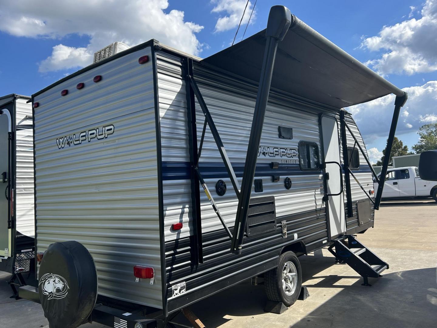 2019 Silver /TAN Forest River Cherokee 16BHS (5ZT2CKEC3KY) , located at 17760 Hwy 62, Morris, OK, 74445, 35.609104, -95.877060 - Photo#1