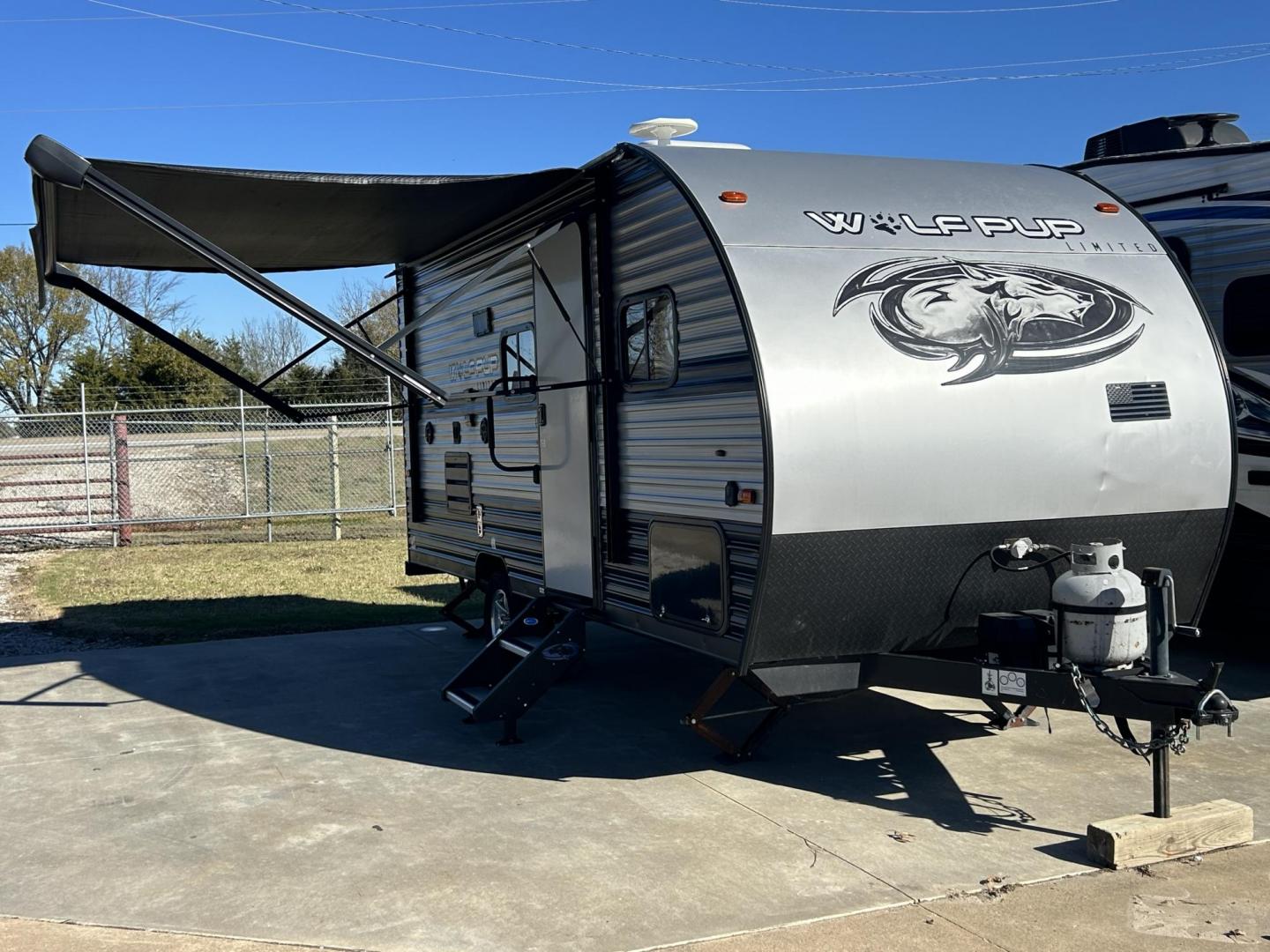 2019 Silver /TAN Forest River Cherokee 16BHS (5ZT2CKEC3KY) , located at 17760 Hwy 62, Morris, OK, 74445, 35.609104, -95.877060 - Photo#0