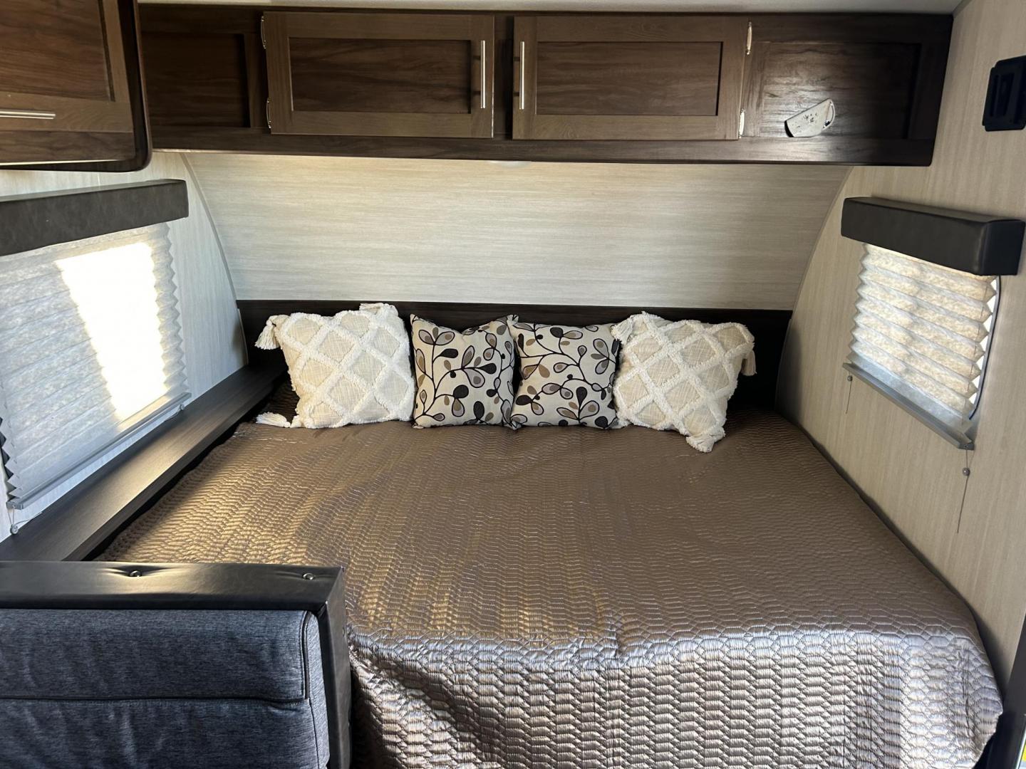 2019 Silver /TAN Forest River Cherokee 16BHS (5ZT2CKEC3KY) , located at 17760 Hwy 62, Morris, OK, 74445, 35.609104, -95.877060 - Photo#13