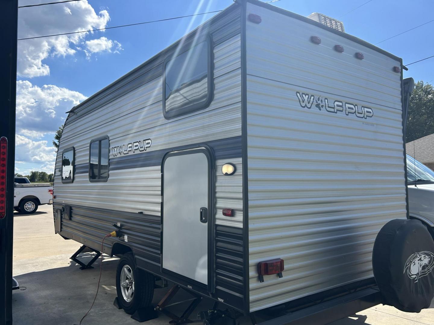 2019 Silver /TAN Forest River Cherokee 16BHS (5ZT2CKEC3KY) , located at 17760 Hwy 62, Morris, OK, 74445, 35.609104, -95.877060 - Photo#4