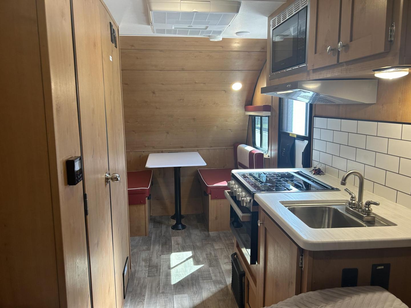 2023 White /TAN RIVERSIDE RETRO 165 165 ( 59CCC4817P) , located at 17760 Hwy 62, Morris, OK, 74445, 35.609104, -95.877060 - Photo#7