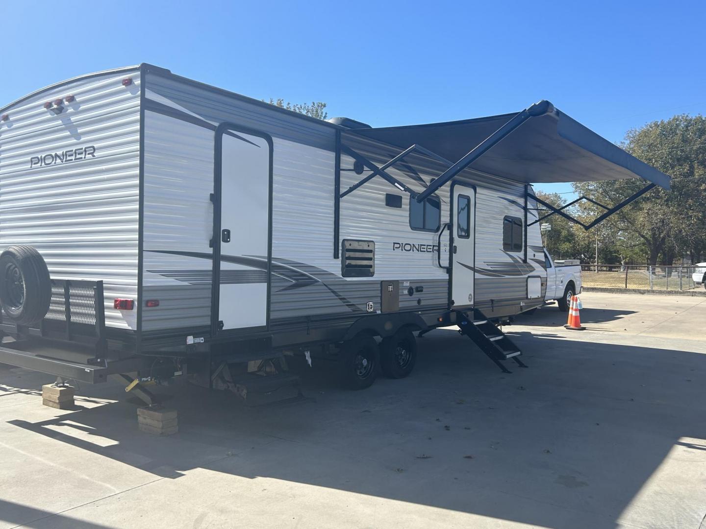 2021 Silver /TAN Breckenridge PIONEER BH270 (5SFPB3222ME) , located at 17760 Hwy 62, Morris, OK, 74445, 35.609104, -95.877060 - Photo#1