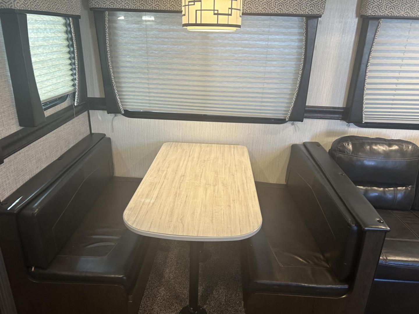 2021 Silver /TAN Breckenridge PIONEER BH270 (5SFPB3222ME) , located at 17760 Hwy 62, Morris, OK, 74445, 35.609104, -95.877060 - Photo#16
