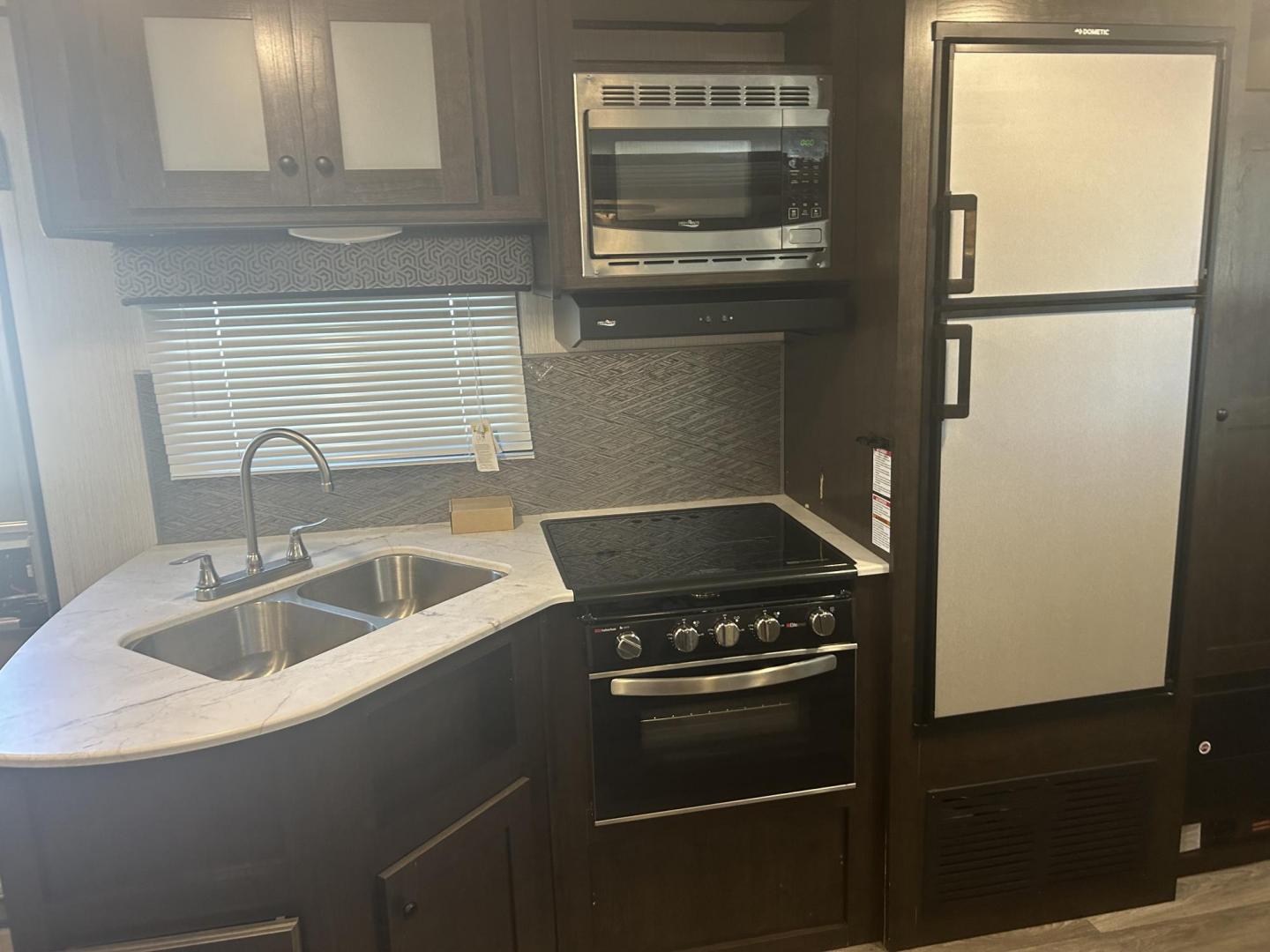 2021 Silver /TAN Breckenridge PIONEER BH270 (5SFPB3222ME) , located at 17760 Hwy 62, Morris, OK, 74445, 35.609104, -95.877060 - Photo#17