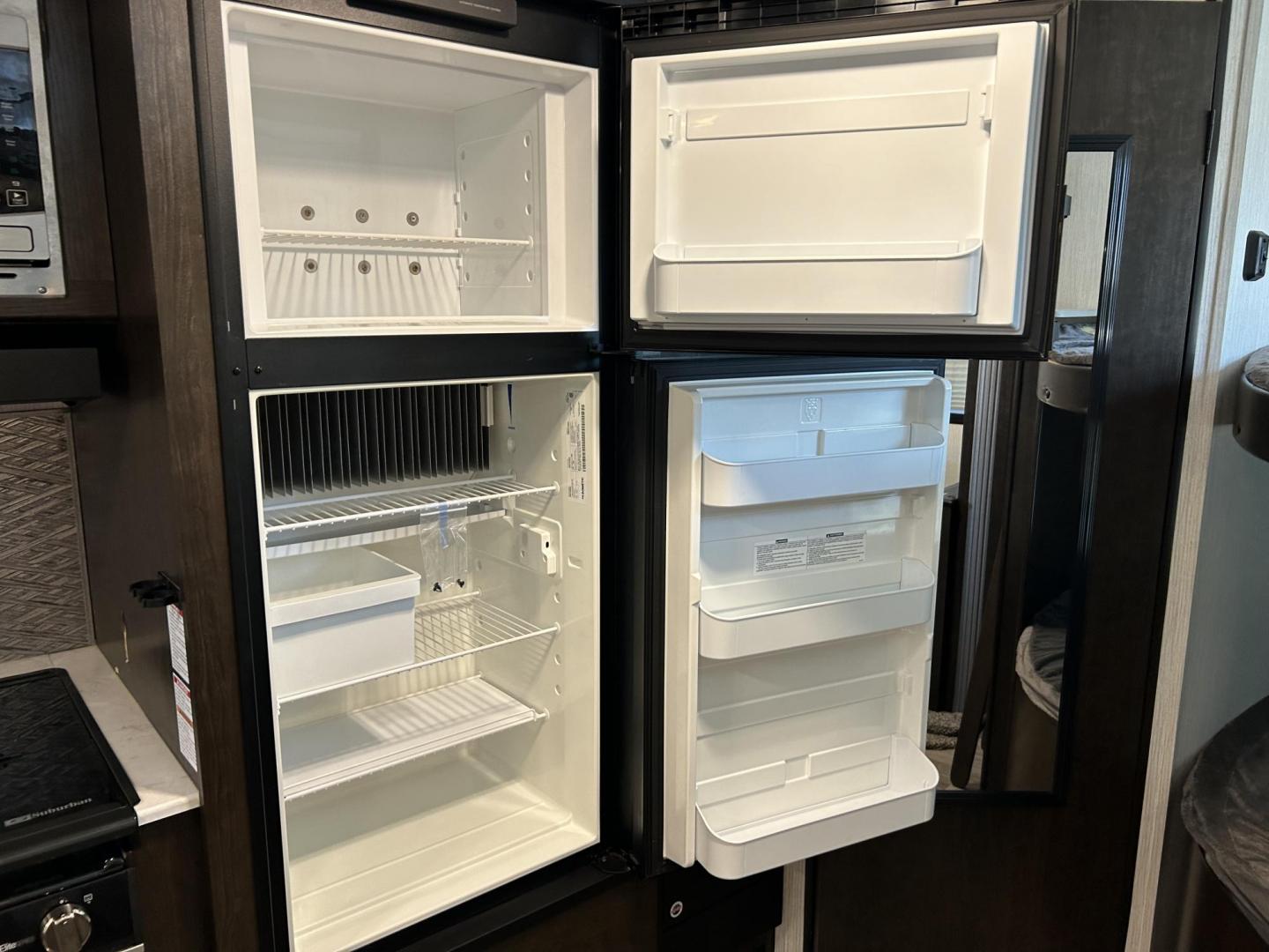 2021 Silver /TAN Breckenridge PIONEER BH270 (5SFPB3222ME) , located at 17760 Hwy 62, Morris, OK, 74445, 35.609104, -95.877060 - Photo#18