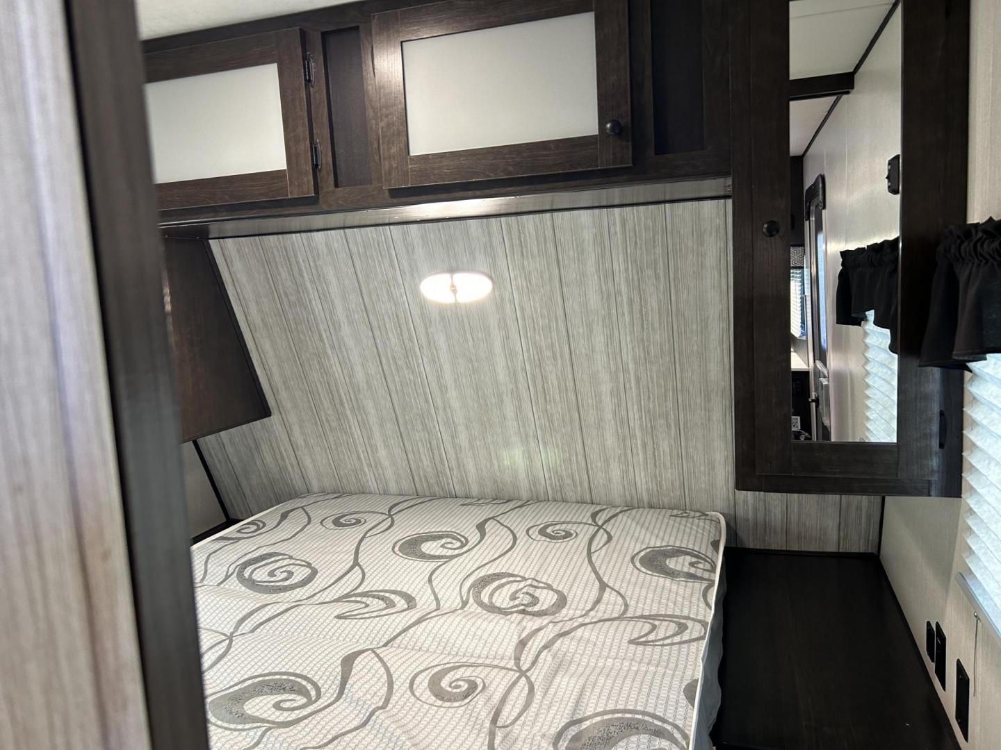 2021 Silver /TAN Breckenridge PIONEER BH270 (5SFPB3222ME) , located at 17760 Hwy 62, Morris, OK, 74445, 35.609104, -95.877060 - Photo#21