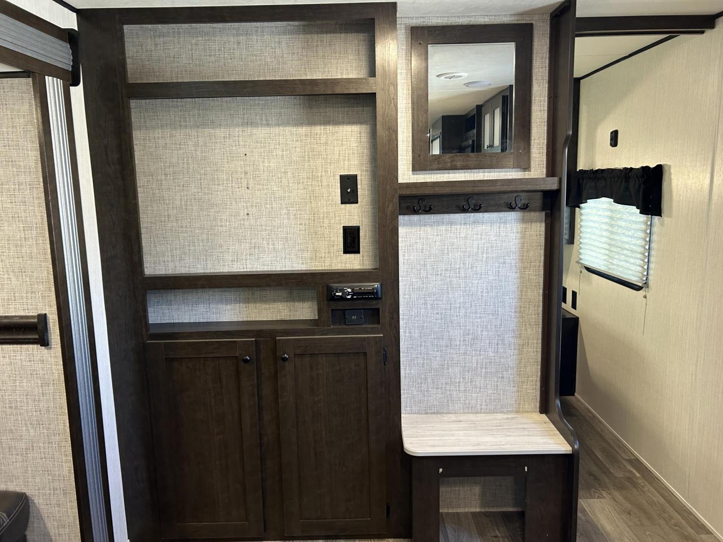 2021 Silver /TAN Breckenridge PIONEER BH270 (5SFPB3222ME) , located at 17760 Hwy 62, Morris, OK, 74445, 35.609104, -95.877060 - Photo#22