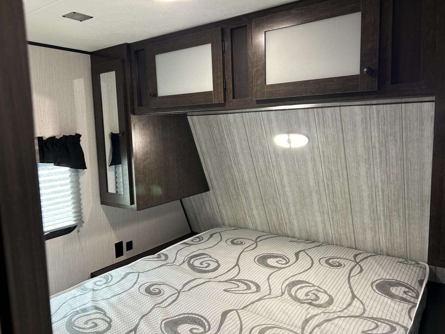 2021 Silver /TAN Breckenridge PIONEER BH270 (5SFPB3222ME) , located at 17760 Hwy 62, Morris, OK, 74445, 35.609104, -95.877060 - Photo#24