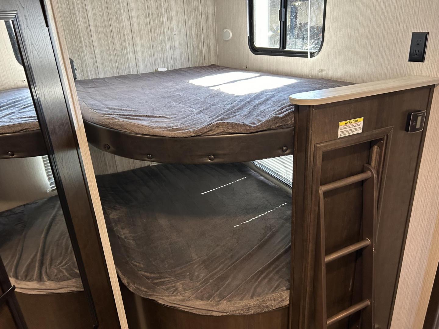 2021 Silver /TAN Breckenridge PIONEER BH270 (5SFPB3222ME) , located at 17760 Hwy 62, Morris, OK, 74445, 35.609104, -95.877060 - Photo#25