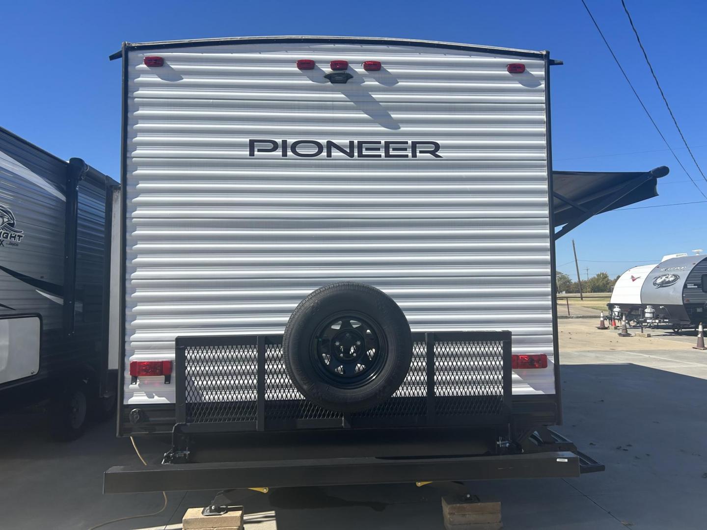 2021 Silver /TAN Breckenridge PIONEER BH270 (5SFPB3222ME) , located at 17760 Hwy 62, Morris, OK, 74445, 35.609104, -95.877060 - Photo#3