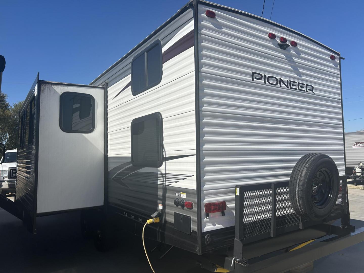 2021 Silver /TAN Breckenridge PIONEER BH270 (5SFPB3222ME) , located at 17760 Hwy 62, Morris, OK, 74445, 35.609104, -95.877060 - Photo#4