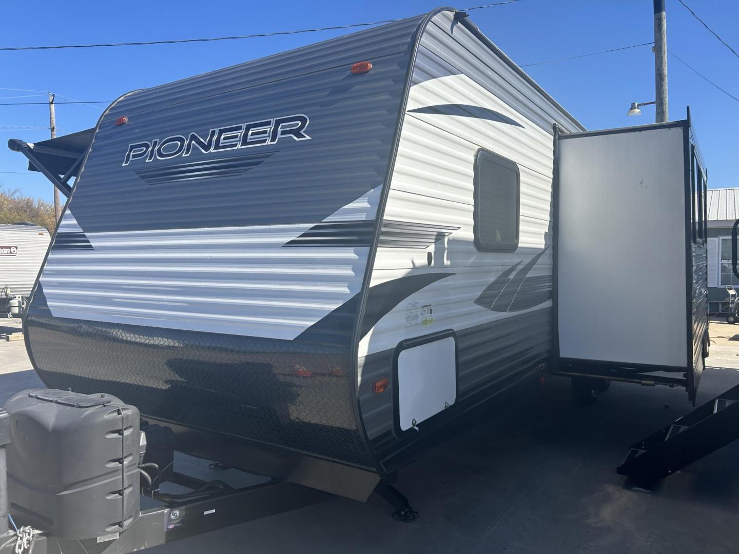 2021 Silver /TAN Breckenridge PIONEER BH270 (5SFPB3222ME) , located at 17760 Hwy 62, Morris, OK, 74445, 35.609104, -95.877060 - Photo#5