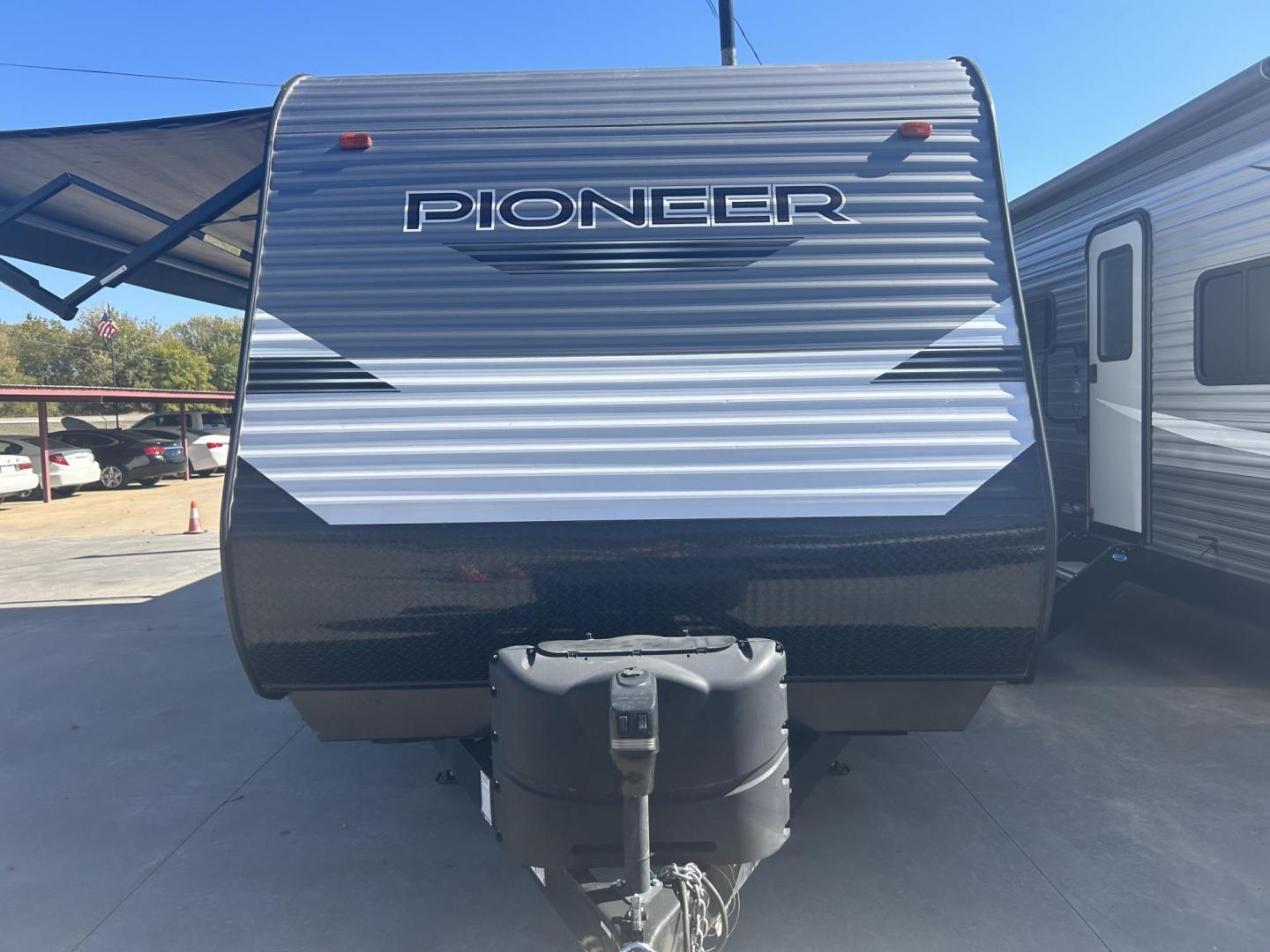 2021 Silver /TAN Breckenridge PIONEER BH270 (5SFPB3222ME) , located at 17760 Hwy 62, Morris, OK, 74445, 35.609104, -95.877060 - Photo#6