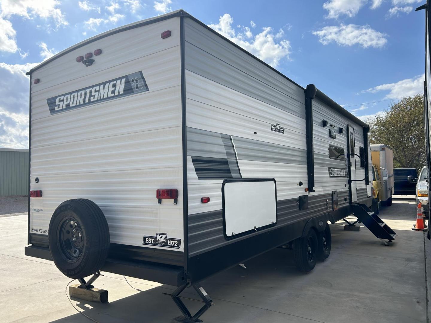 2023 Silver /TAN KZ SPORTSMAN 301BHKSE (4EZTU3020P5) , located at 17760 Hwy 62, Morris, OK, 74445, 35.609104, -95.877060 - Photo#1