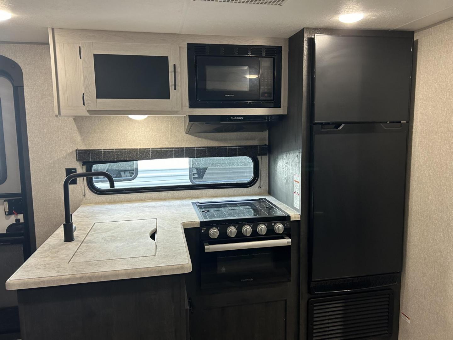 2023 Silver /TAN KZ SPORTSMAN 301BHKSE (4EZTU3020P5) , located at 17760 Hwy 62, Morris, OK, 74445, 35.609104, -95.877060 - Photo#18