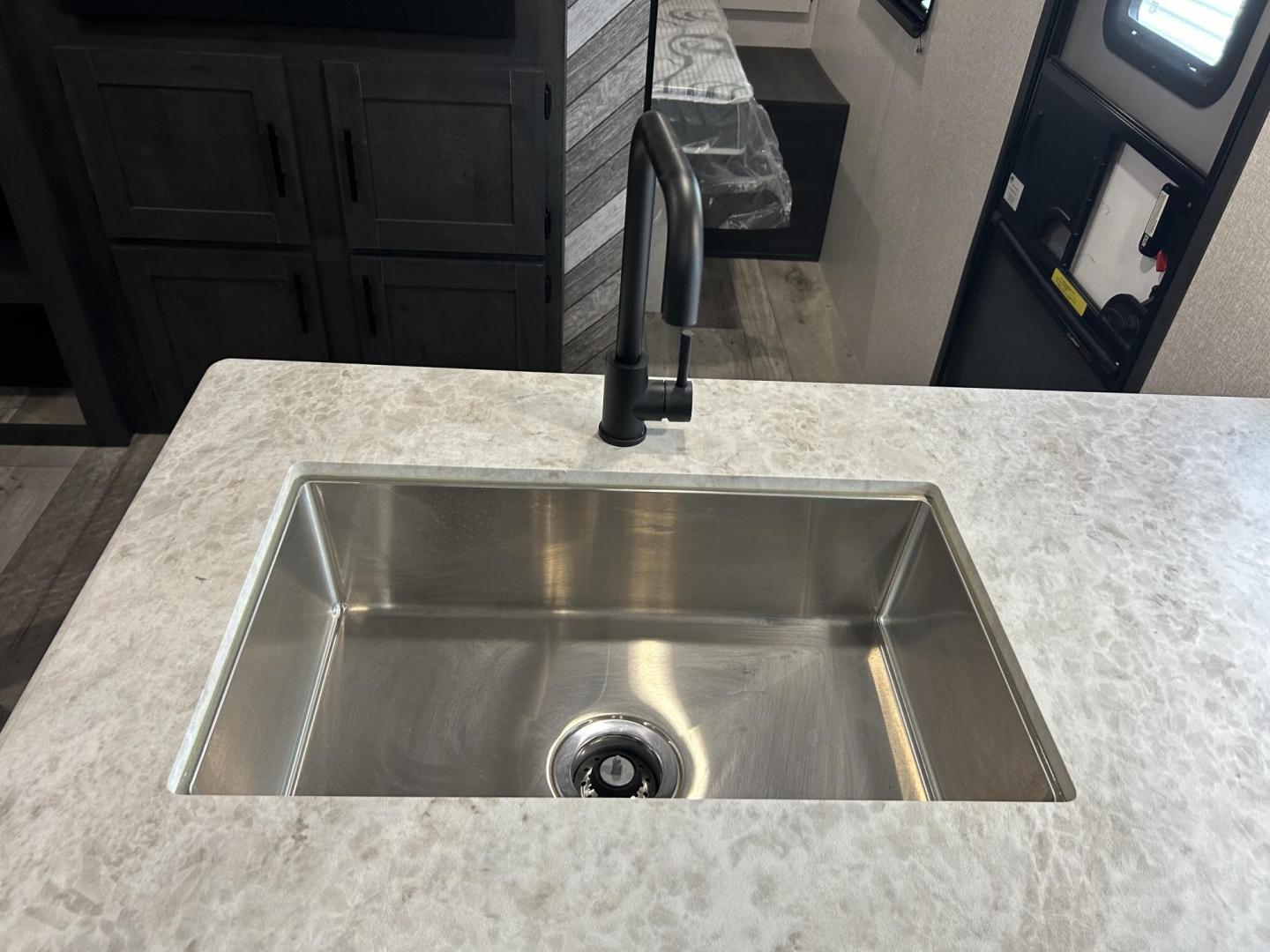 2023 Silver /TAN KZ SPORTSMAN 301BHKSE (4EZTU3020P5) , located at 17760 Hwy 62, Morris, OK, 74445, 35.609104, -95.877060 - Photo#19