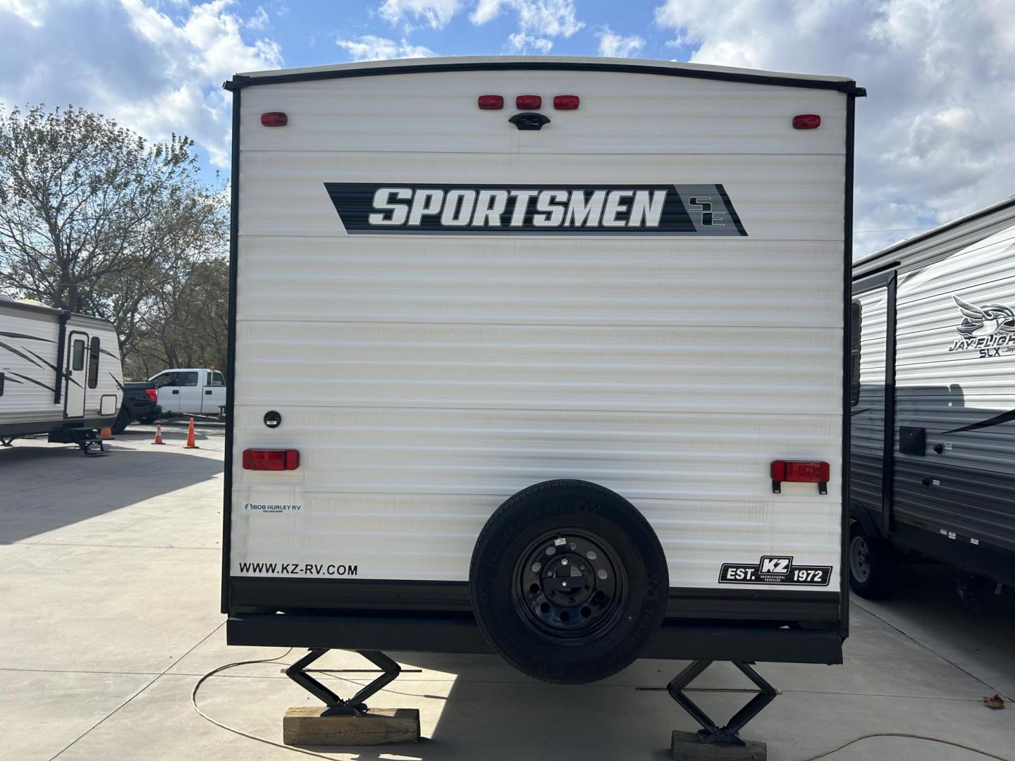 2023 Silver /TAN KZ SPORTSMAN 301BHKSE (4EZTU3020P5) , located at 17760 Hwy 62, Morris, OK, 74445, 35.609104, -95.877060 - Photo#2