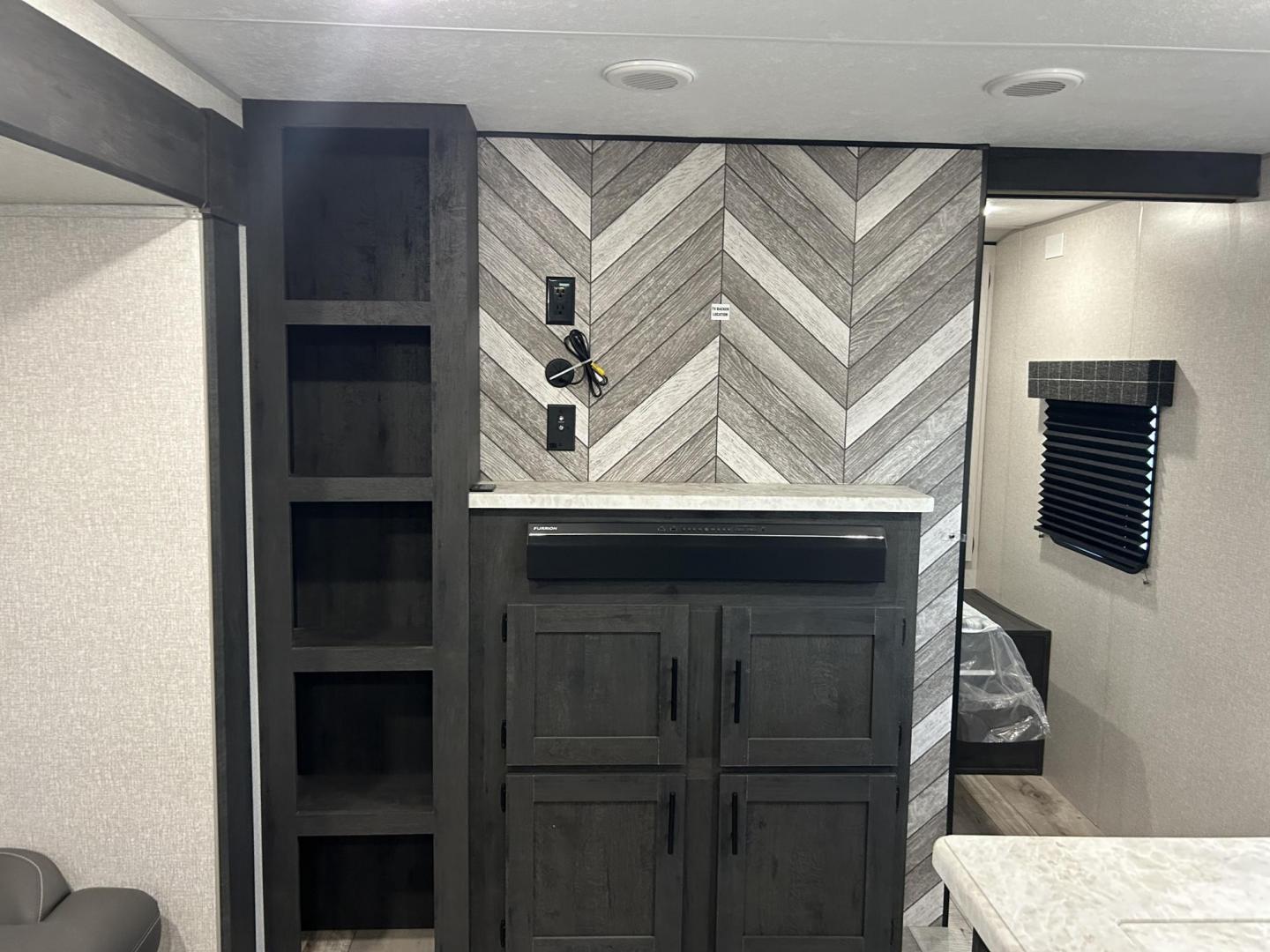 2023 Silver /TAN KZ SPORTSMAN 301BHKSE (4EZTU3020P5) , located at 17760 Hwy 62, Morris, OK, 74445, 35.609104, -95.877060 - Photo#23