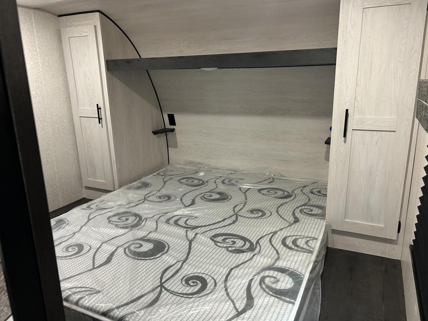 2023 Silver /TAN KZ SPORTSMAN 301BHKSE (4EZTU3020P5) , located at 17760 Hwy 62, Morris, OK, 74445, 35.609104, -95.877060 - Photo#24