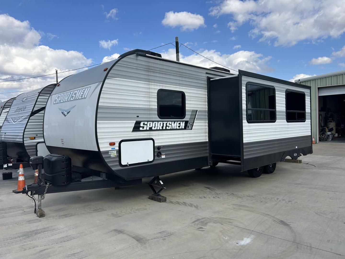 2023 Silver /TAN KZ SPORTSMAN 301BHKSE (4EZTU3020P5) , located at 17760 Hwy 62, Morris, OK, 74445, 35.609104, -95.877060 - Photo#4