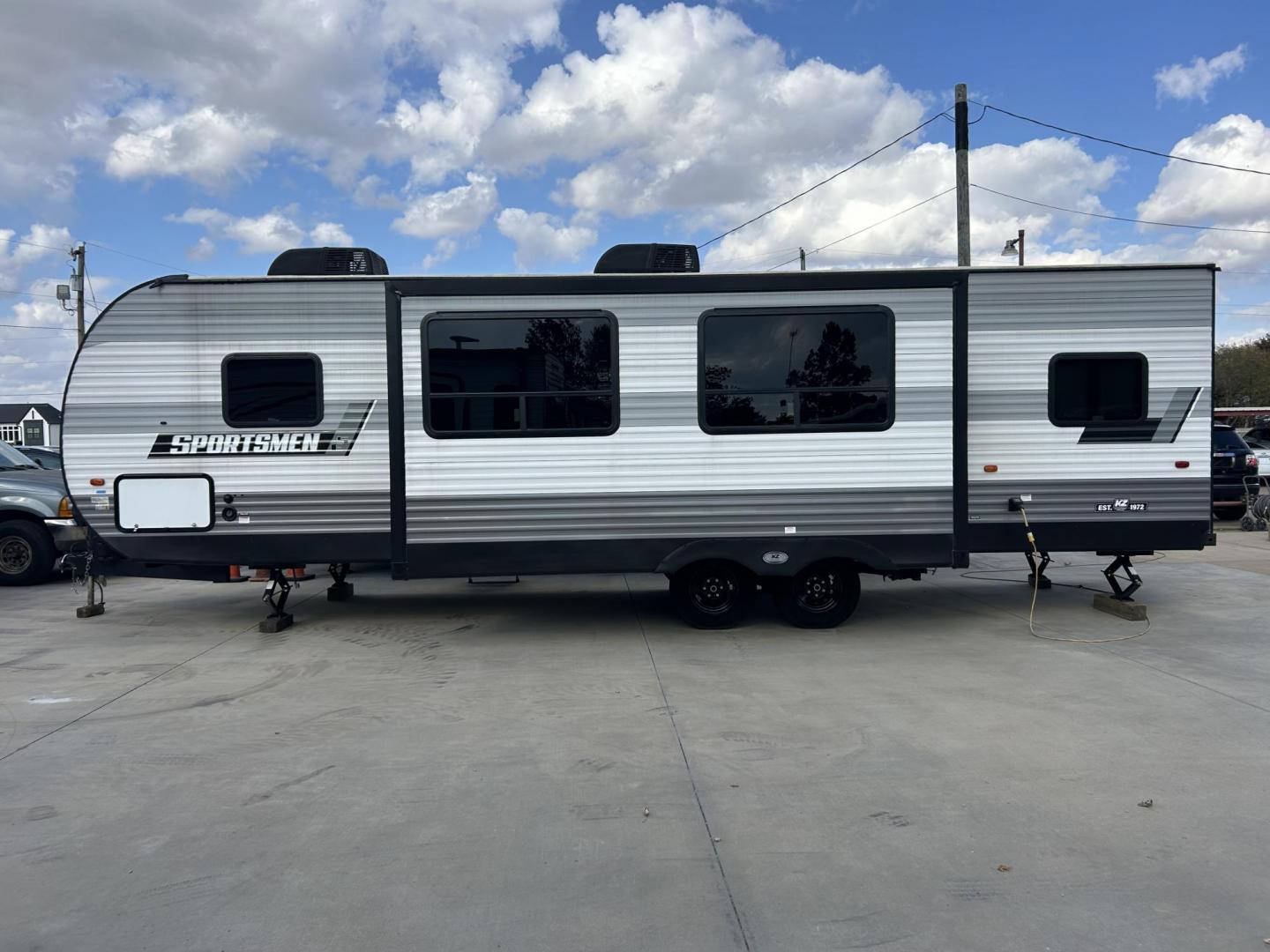 2023 Silver /TAN KZ SPORTSMAN 301BHKSE (4EZTU3020P5) , located at 17760 Hwy 62, Morris, OK, 74445, 35.609104, -95.877060 - Photo#5