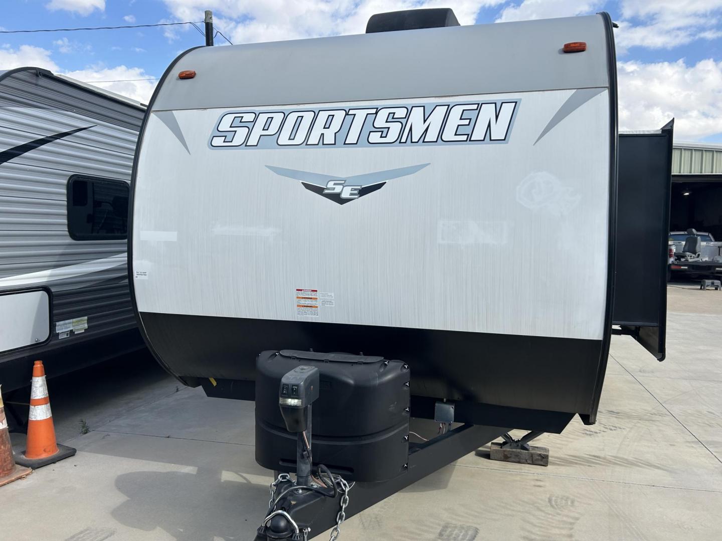 2023 Silver /TAN KZ SPORTSMAN 301BHKSE (4EZTU3020P5) , located at 17760 Hwy 62, Morris, OK, 74445, 35.609104, -95.877060 - Photo#6
