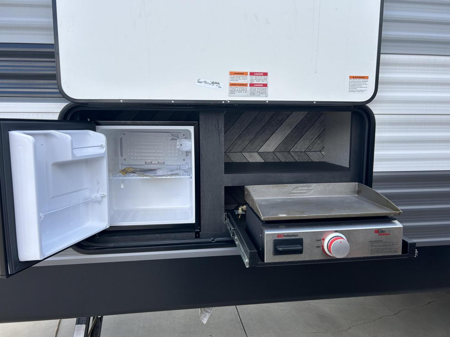 2023 Silver /TAN KZ SPORTSMAN 301BHKSE (4EZTU3020P5) , located at 17760 Hwy 62, Morris, OK, 74445, 35.609104, -95.877060 - Photo#9