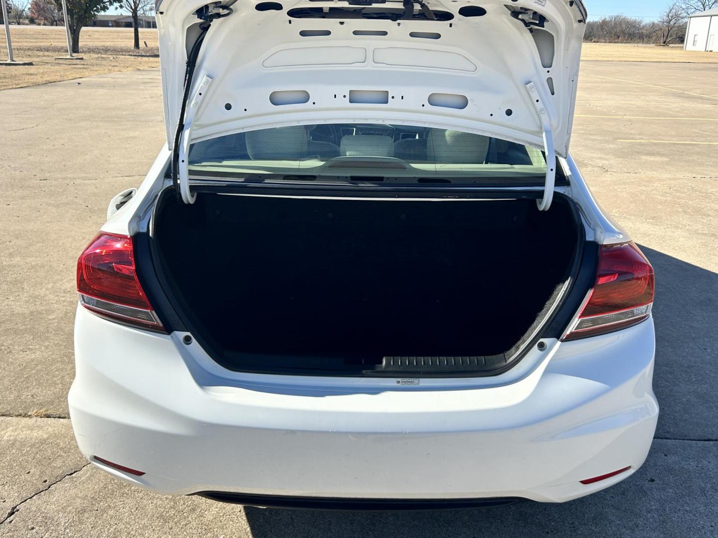 2013 White /Gray Honda Civic CNG (19XFB5F56DE) with an 1.8L L4 SOHC 16V CNG engine, 5A transmission, located at 17760 Hwy 62, Morris, OK, 74445, (918) 733-4887, 35.609104, -95.877060 - Photo#15