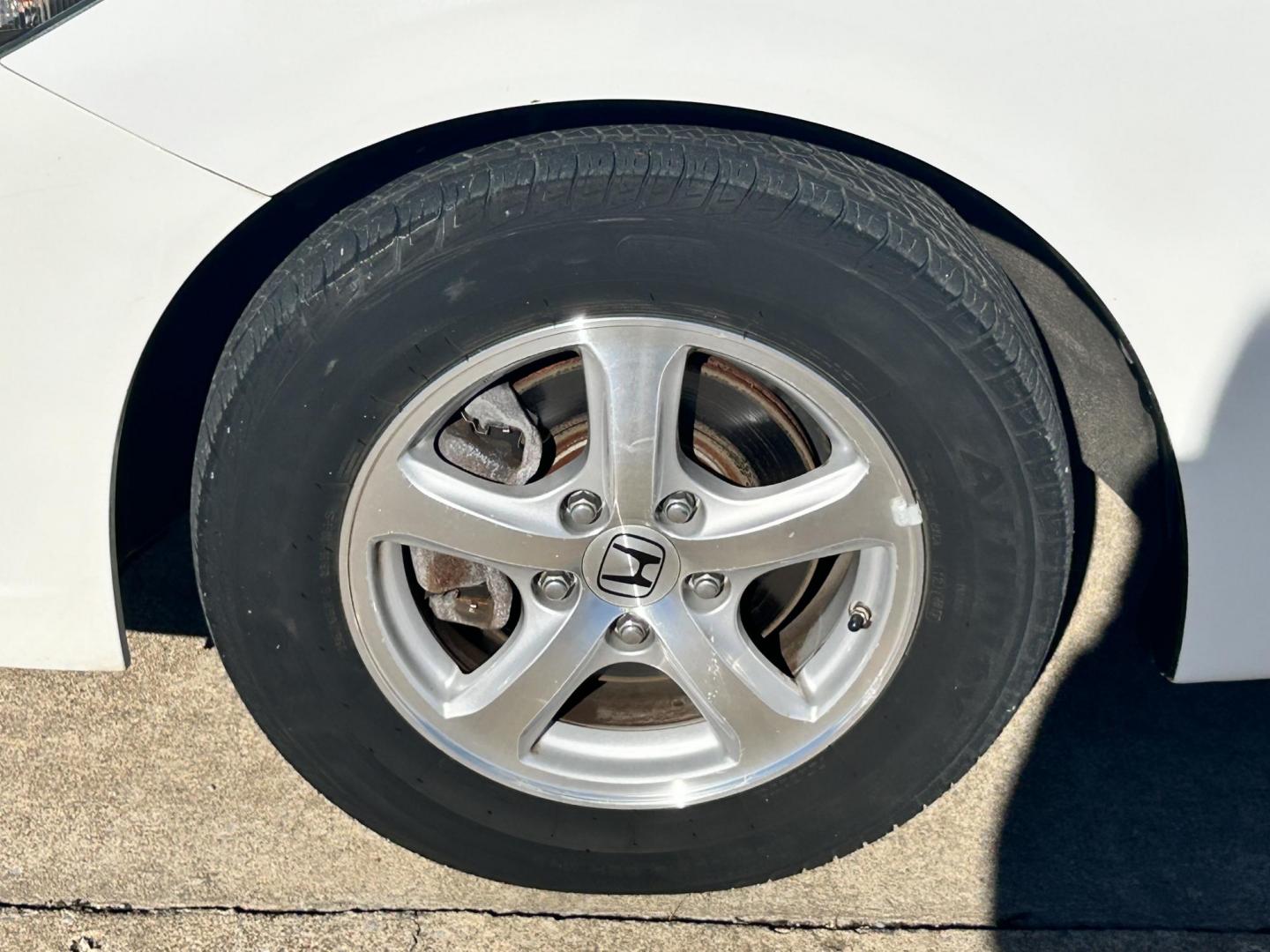 2013 White /Gray Honda Civic CNG (19XFB5F56DE) with an 1.8L L4 SOHC 16V CNG engine, 5A transmission, located at 17760 Hwy 62, Morris, OK, 74445, (918) 733-4887, 35.609104, -95.877060 - Photo#22