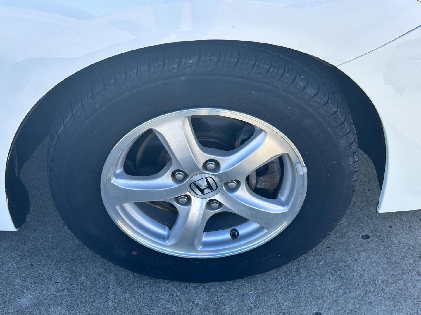 2013 White /Gray Honda Civic CNG (19XFB5F56DE) with an 1.8L L4 SOHC 16V CNG engine, 5A transmission, located at 17760 Hwy 62, Morris, OK, 74445, (918) 733-4887, 35.609104, -95.877060 - Photo#23