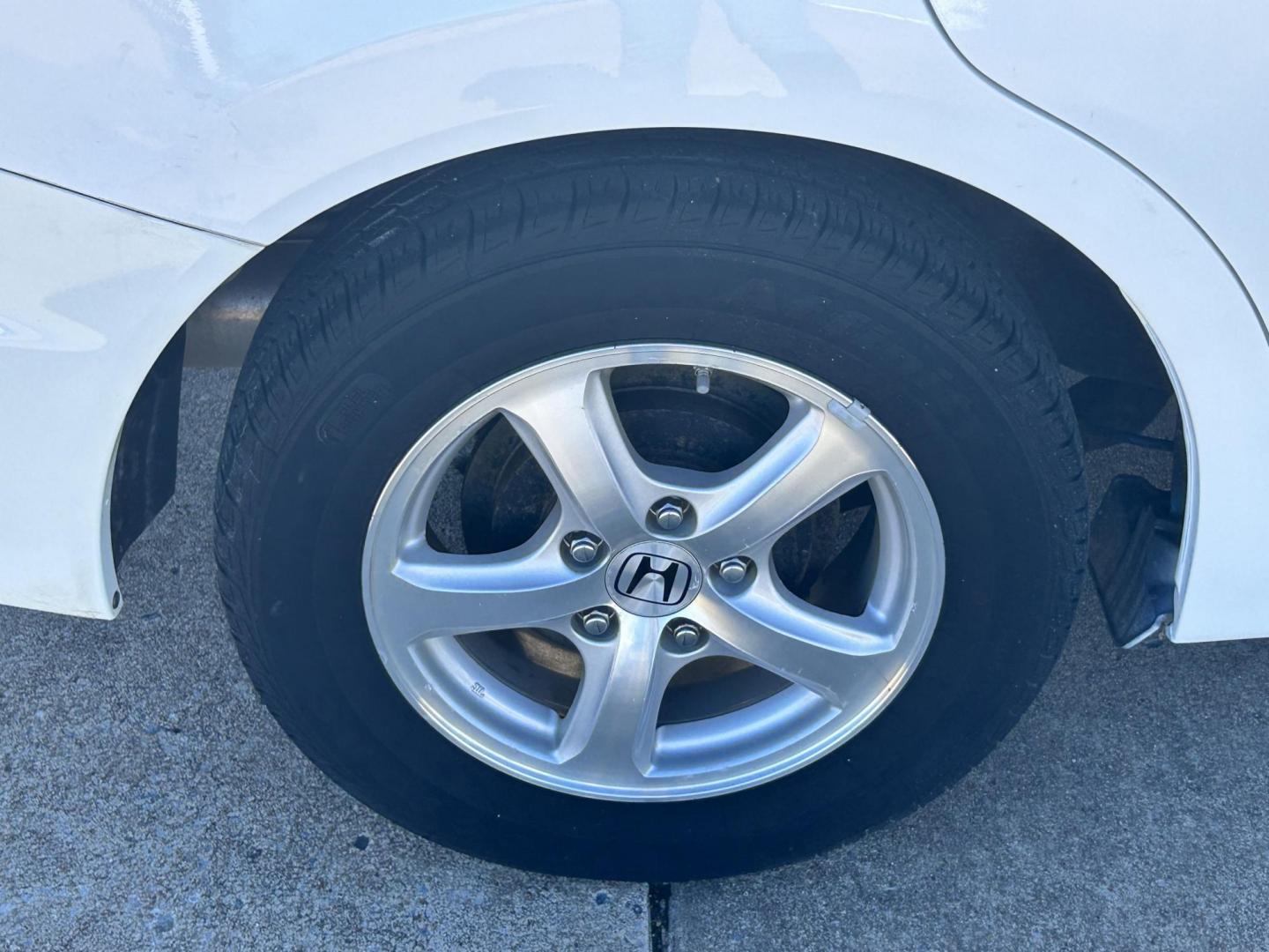 2013 White /Gray Honda Civic CNG (19XFB5F56DE) with an 1.8L L4 SOHC 16V CNG engine, 5A transmission, located at 17760 Hwy 62, Morris, OK, 74445, (918) 733-4887, 35.609104, -95.877060 - Photo#24